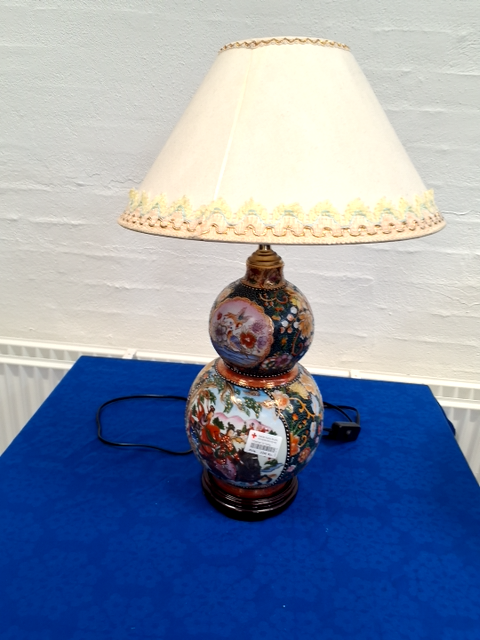 Bordlampe uden beskrivelse.